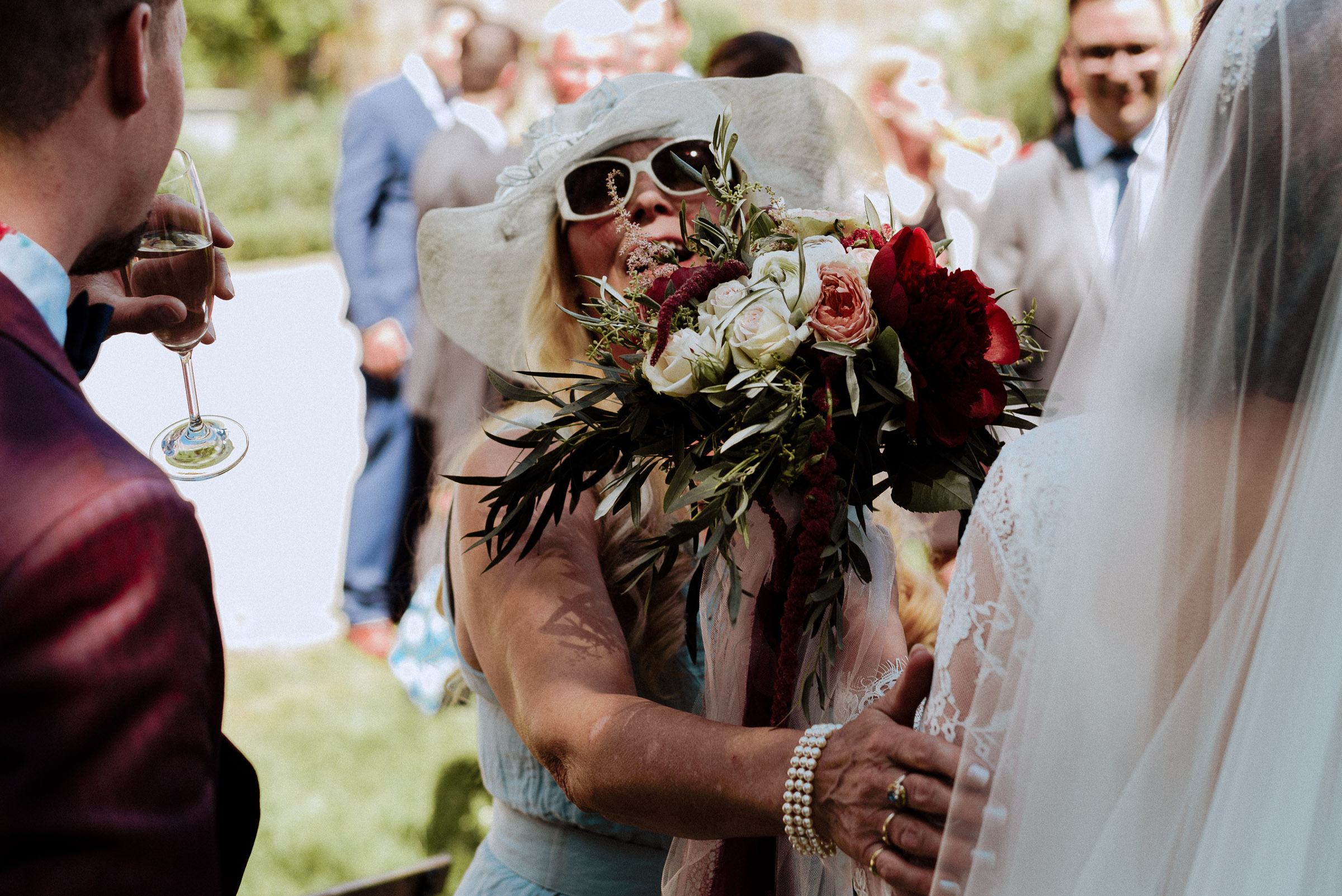 Deutsch-türkische Hochzeit: lachender Hochzeitsgast bei der Gratulation