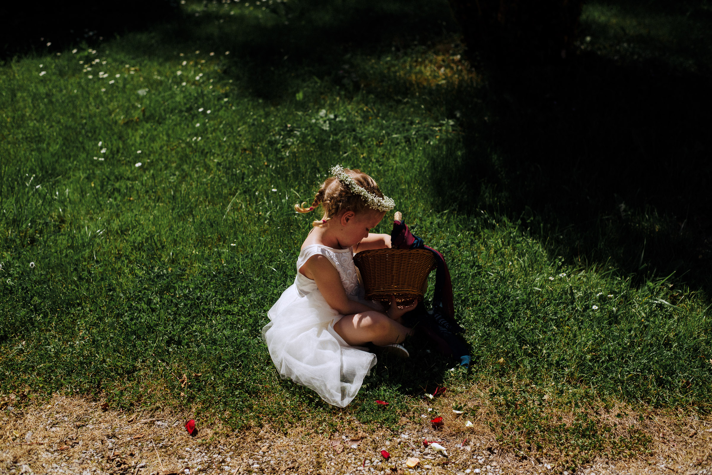 Deutsch-türkische Hochzeit: Blumenmädchen spielt mit Blumenkorb auf der Wiese