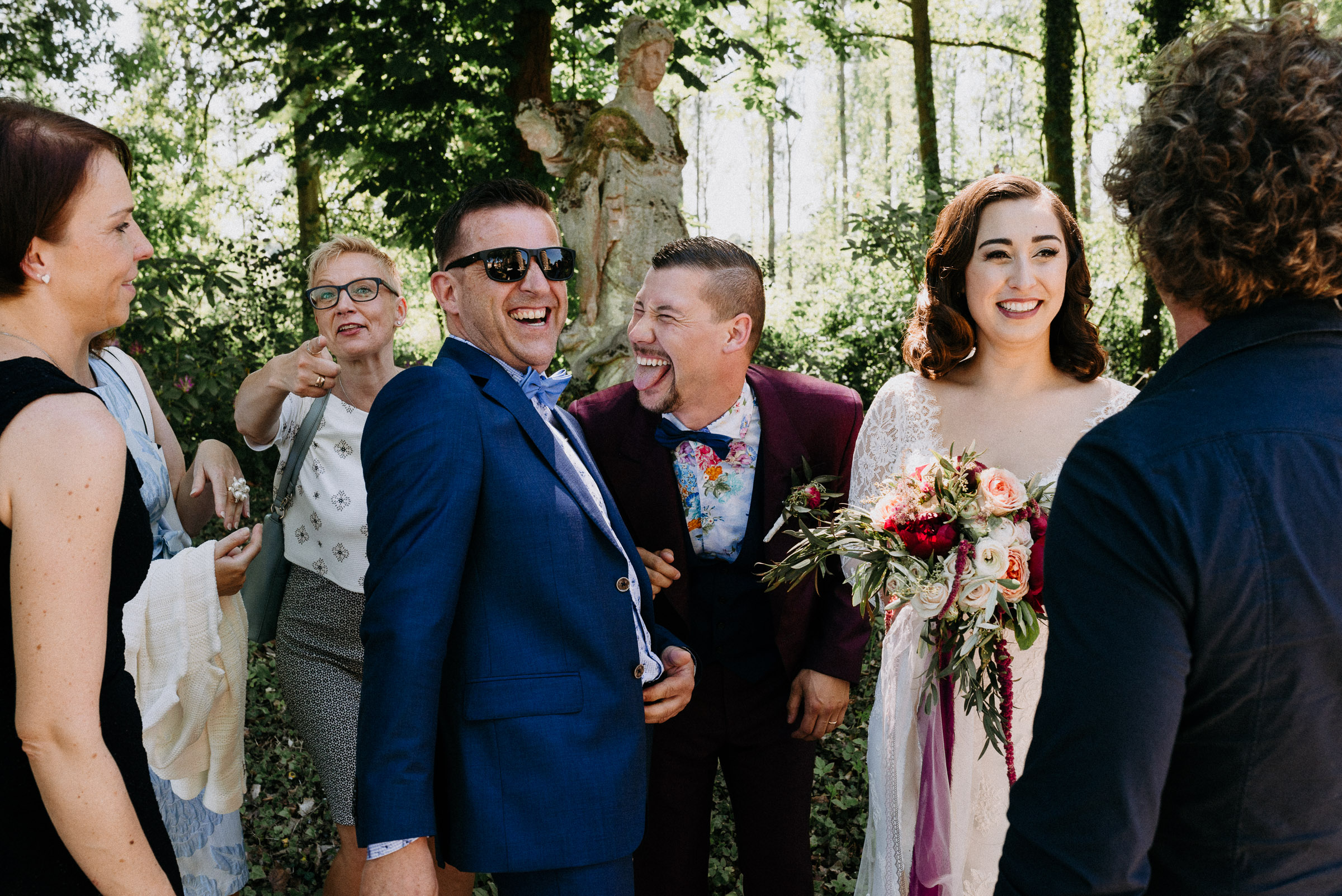 Deutsch-türkische Hochzeit: lachender Bräutigam mit Hochzeitsgast während der Gratulation