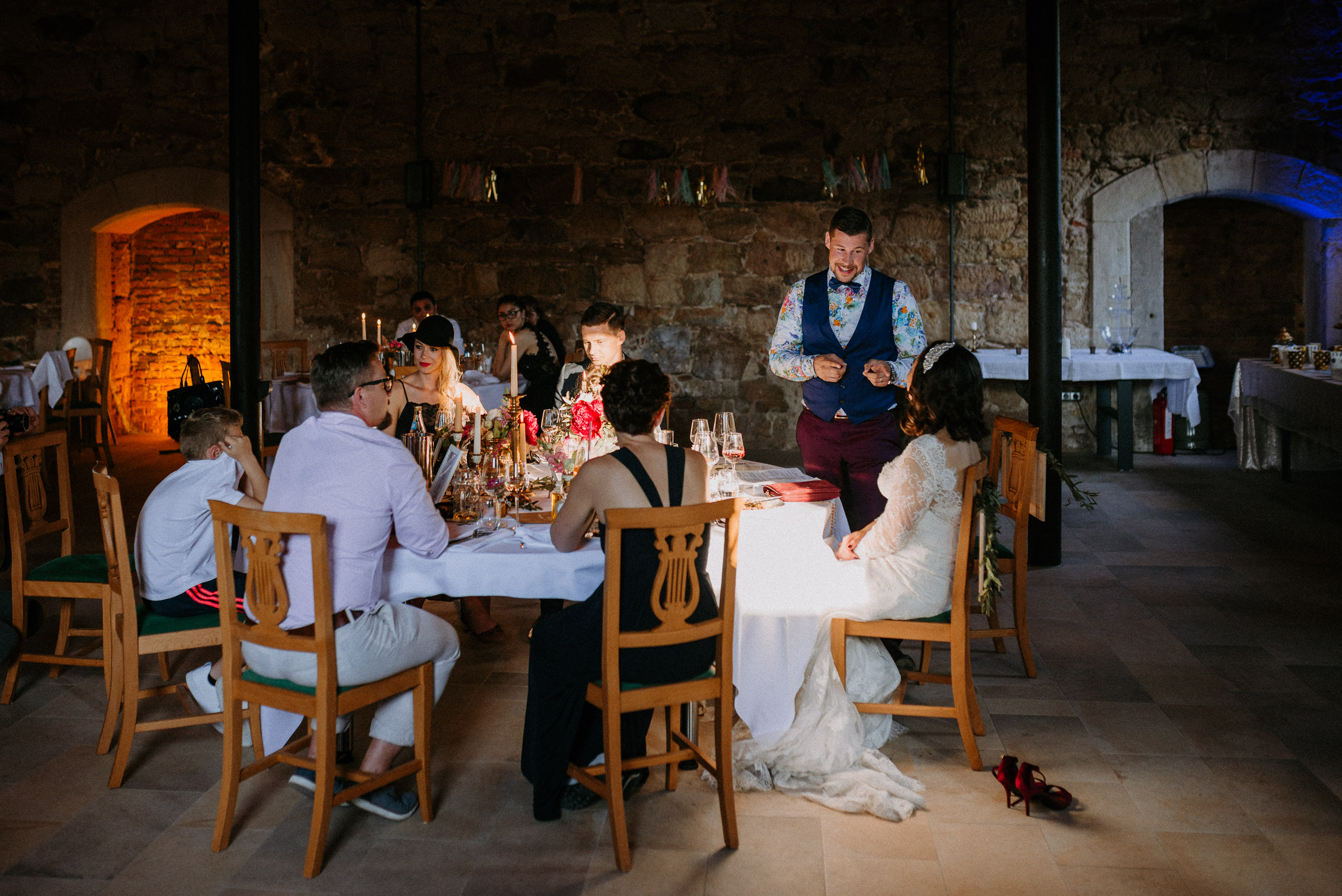 Deutsch-türkische Hochzeit: Bräutigam steht am Tisch und hält eine Rede zu seiner Braut gewandt