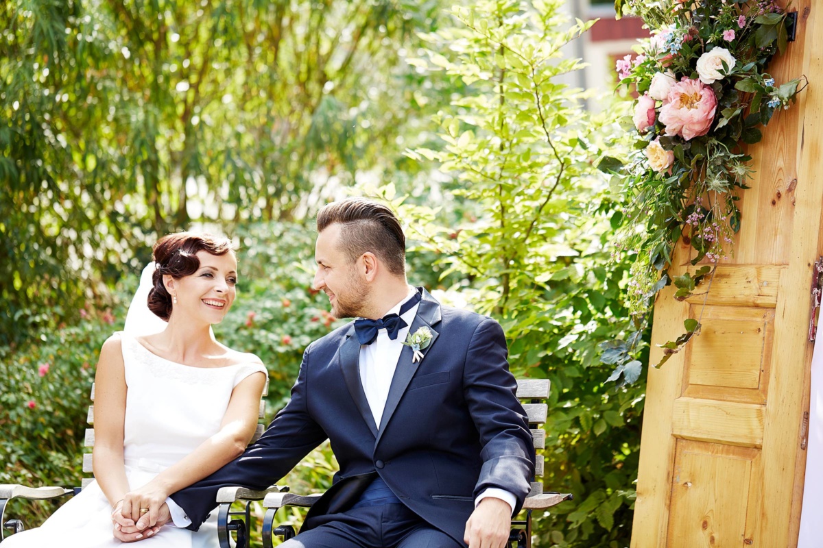 Hochzeit in einem Wellnesshotel: Brautpaar hält Händchen