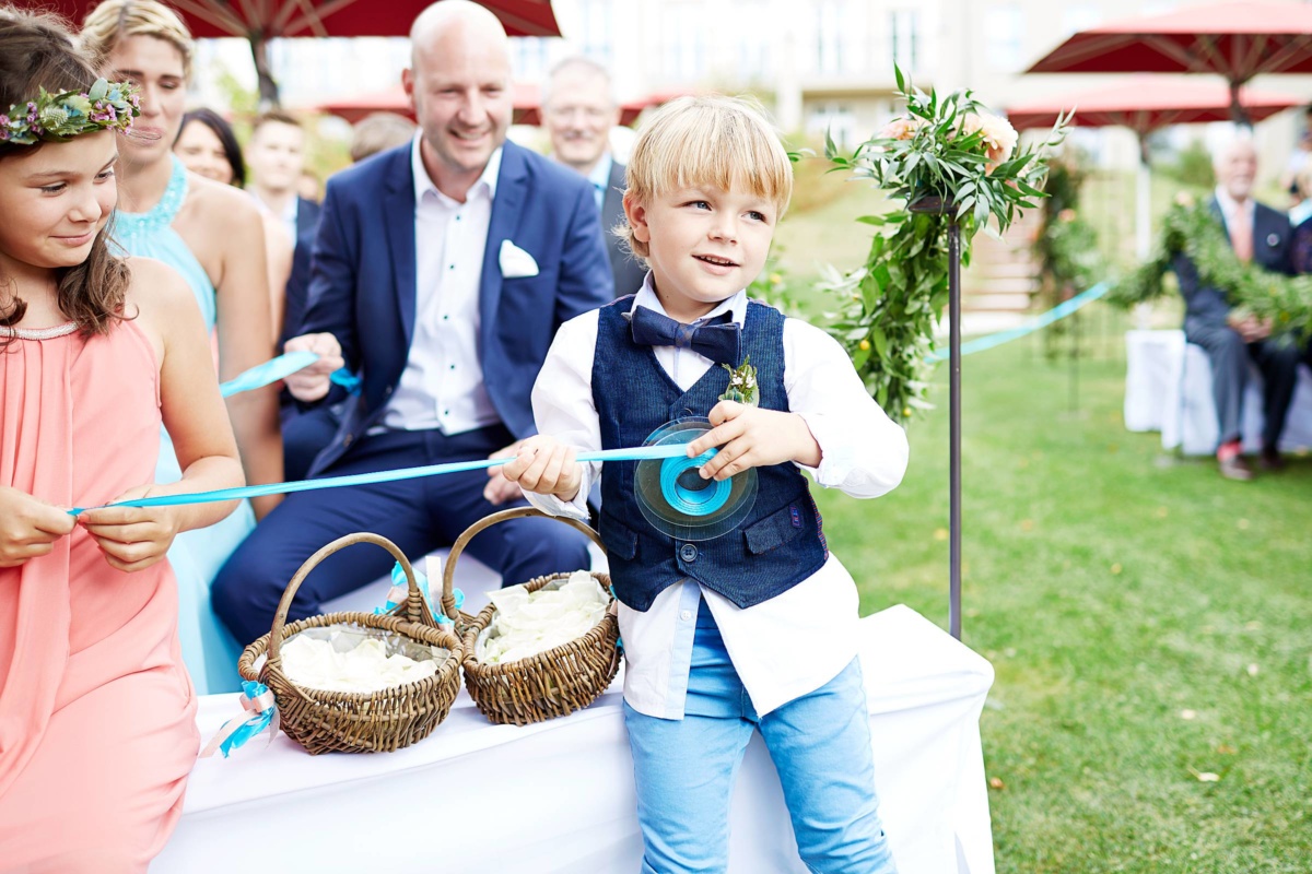 Hochzeit in einem Wellnesshotel: ein blaues Band wird durch die Hochzeitsgesellschaft gehalten