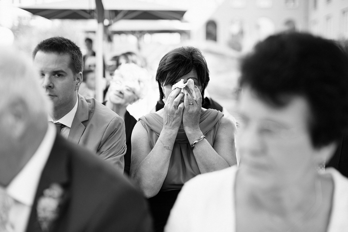 Hochzeit in einem Wellnesshotel: ein Hochzeitsgast putzt sich die Nase mit einem Taschentuch