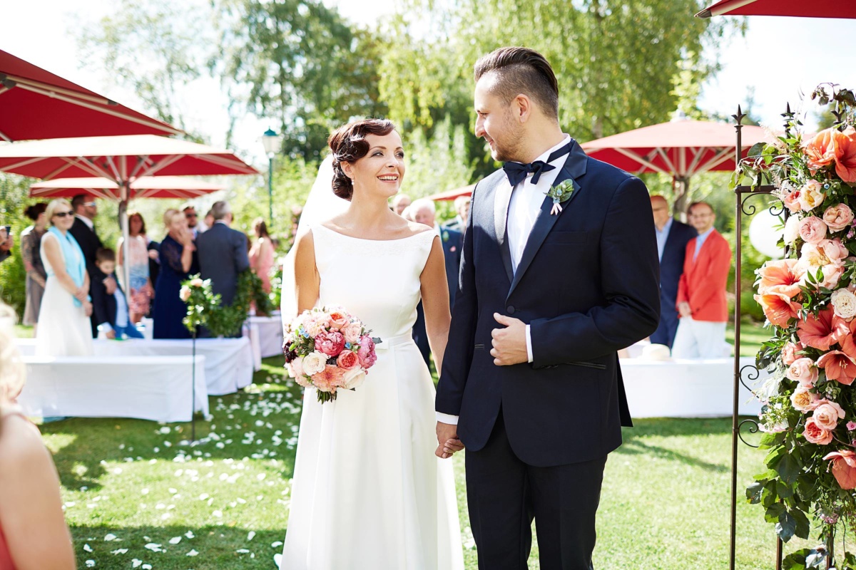 Hochzeit in einem Wellnesshotel: das Brautpaar Hand in Hand nach der Trauung