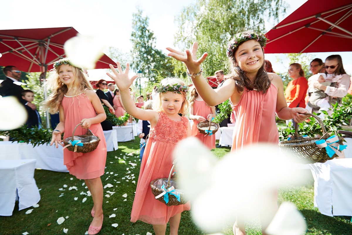 Hochzeit in einem Wellnesshotel: Blumenmädchen werfen Blumen