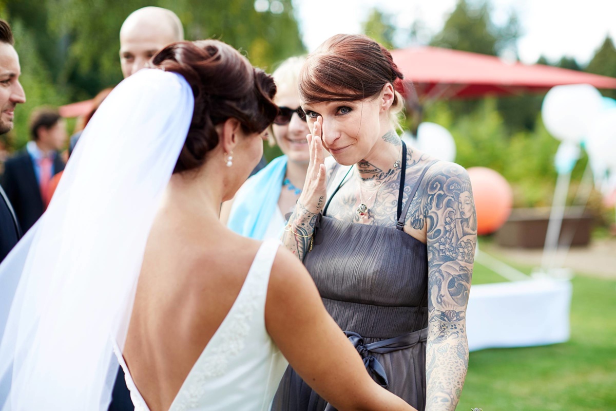 Hochzeit in einem Wellnesshotel: ein Hochzeitsgast weint bei der Gratulation vor Rührung