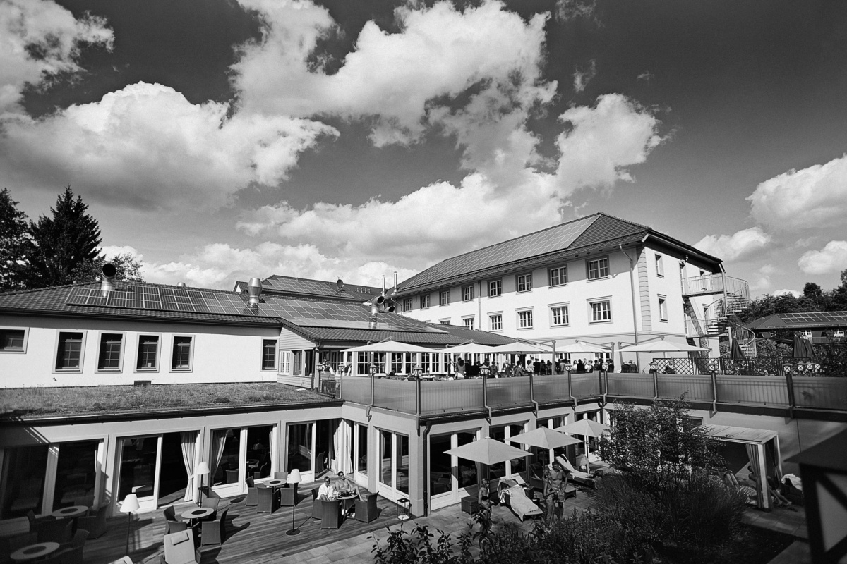 Hochzeit in einem Wellnesshotel: Panormaaufnahme des Hotels