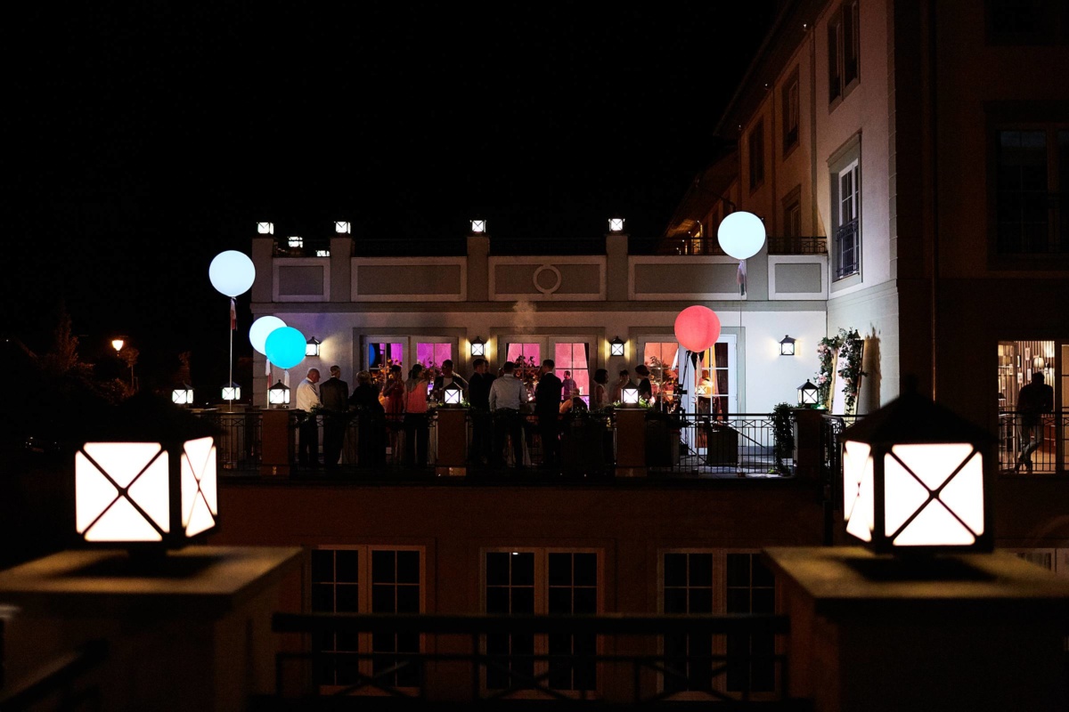 Hochzeit in einem Wellnesshotel: die Location erleuchtet in der Nacht