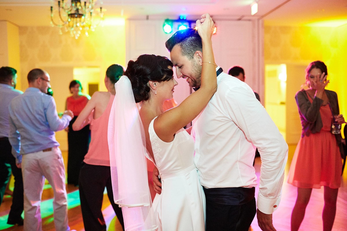 Hochzeit in einem Wellnesshotel: Brautpaar umarmt sich auf der Tanzfläche