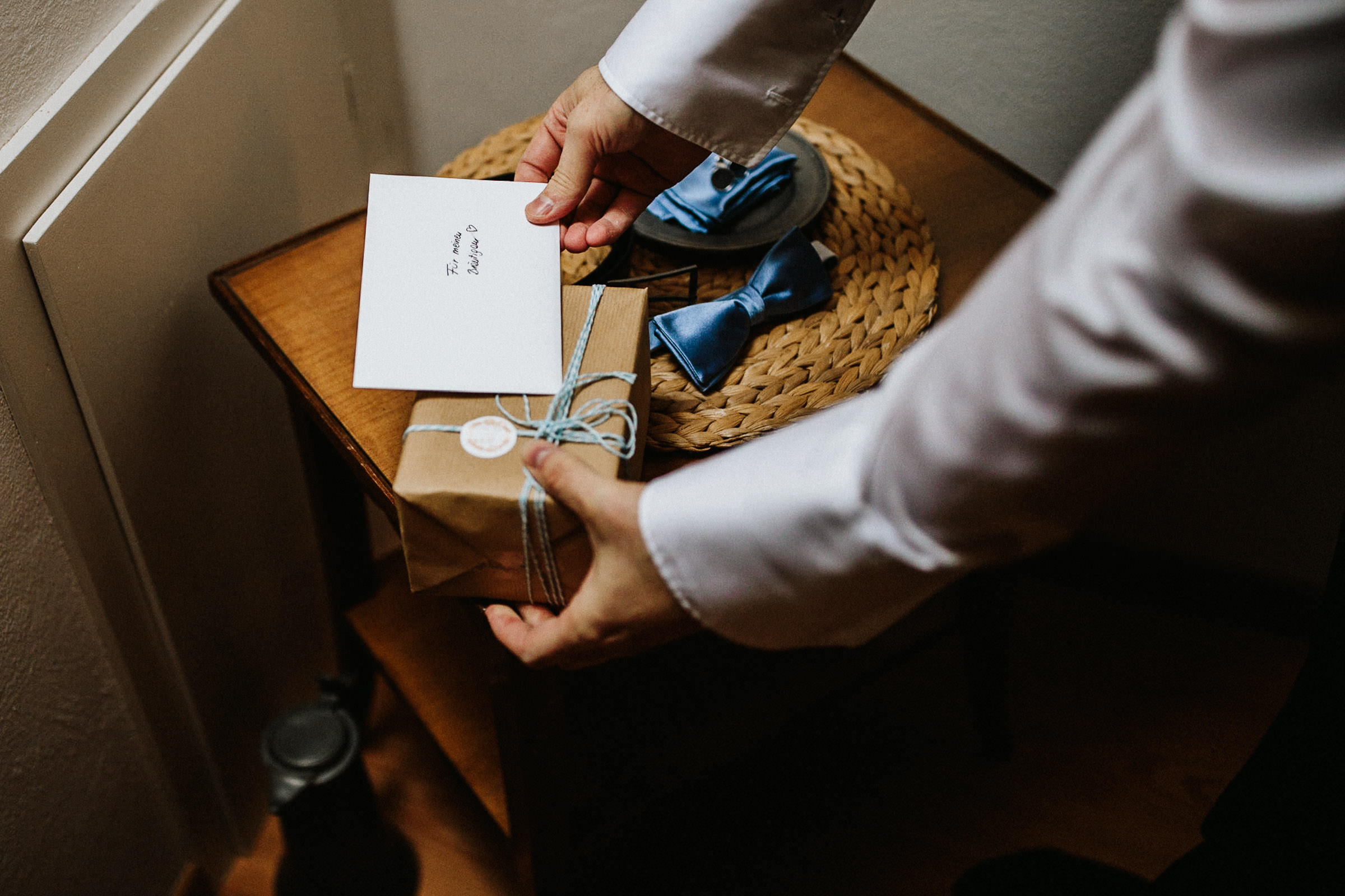 Schlosshochzeit: ein verpacktes Geschenk für den Bräutigam von der Braut