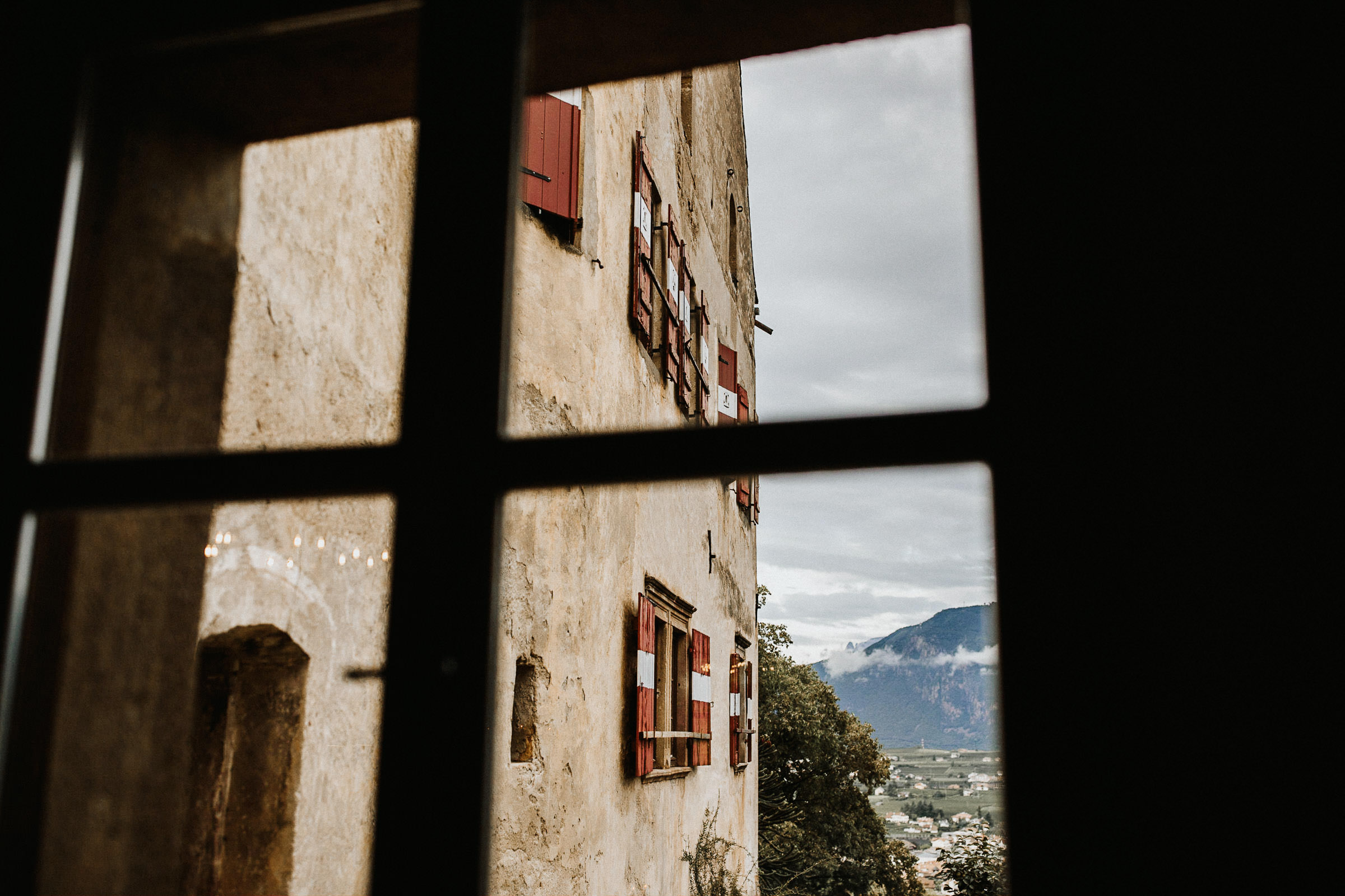 Schlosshochzeit: Blick aus dem Schlossfenster auf die Berge und die Schlossfassade