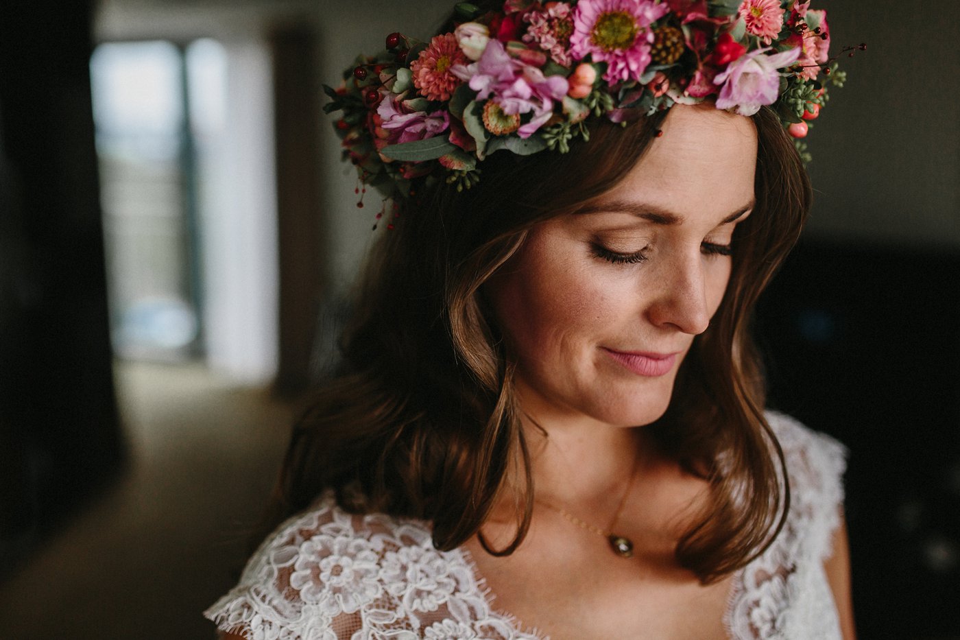 Urbane Hochzeit: fertig geschminkte Braut mit Blumenkranz im Haar