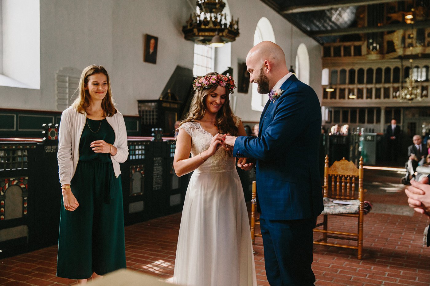 Urbane Hochzeit: Braut steckt dem Bräutigam den Ring an den Finger