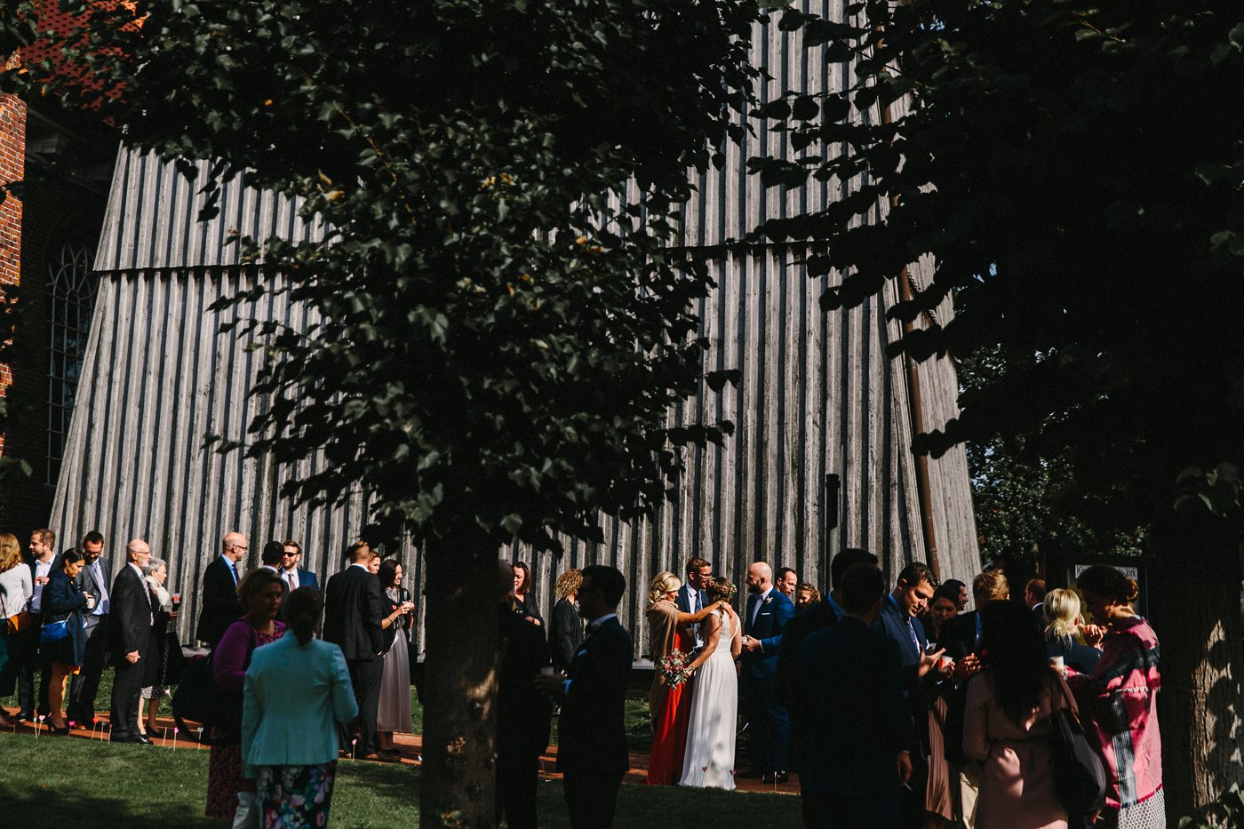 Urbane Hochzeit: Gäste stehen an für die Gratulation