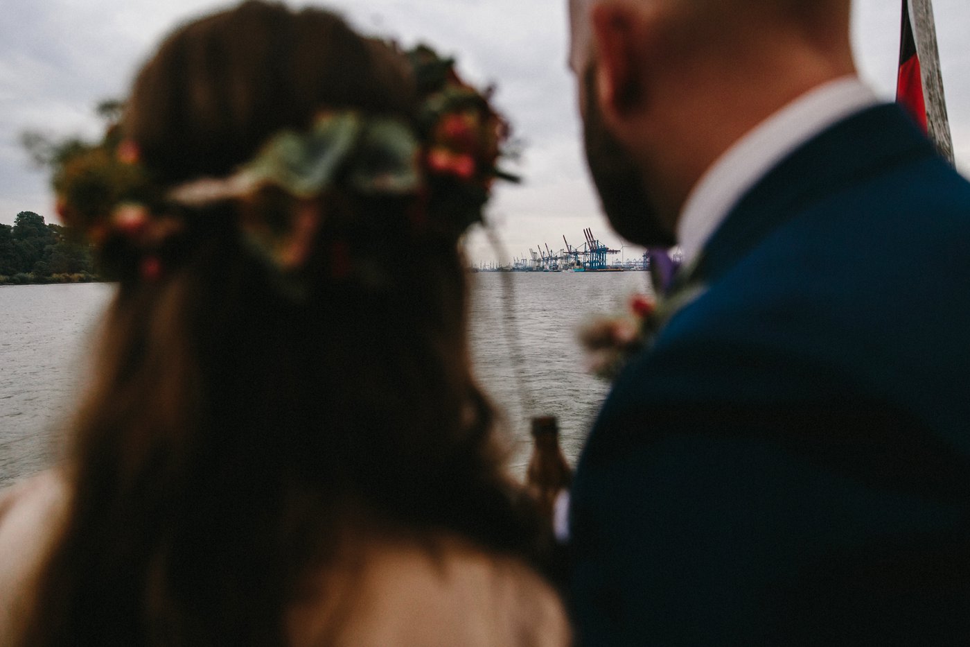 Urbane Hochzeit: Brautpaar schaut auf den Hafen