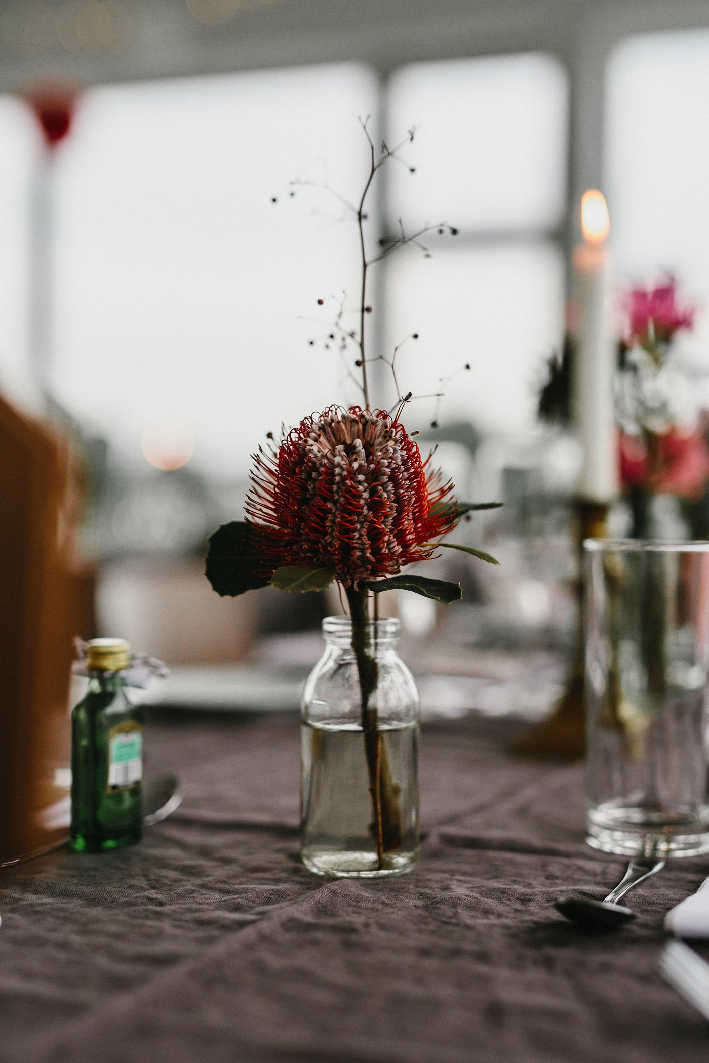 Urbane Hochzeit: Blumenschmuck auf dem Tisch