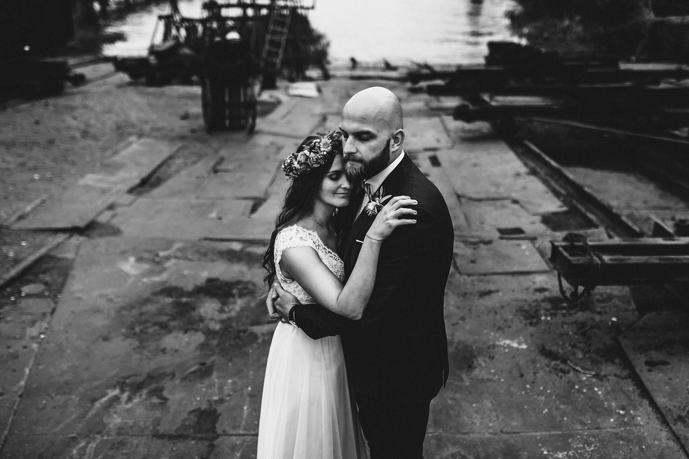 Urbane Hochzeit: Brautpaar eng umschlungen im Hafen