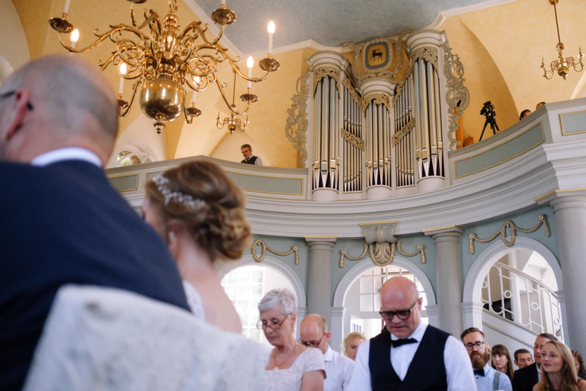 Vintage-Hochzeit: Blick auf die Kirchenorgel