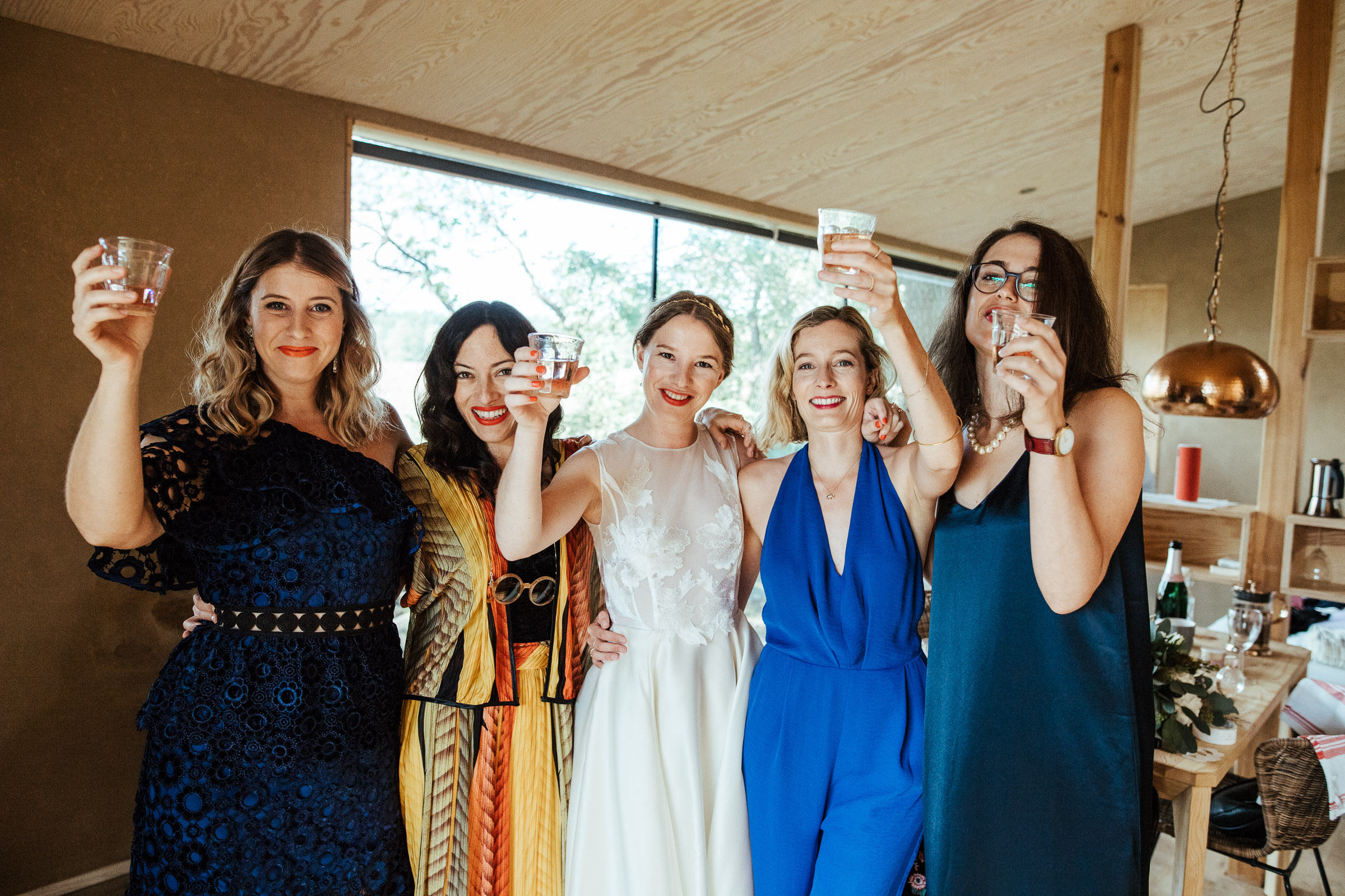 Landhochzeit: Braut mit vier Freundinnen prosten der Hochzeitsfotografin zu