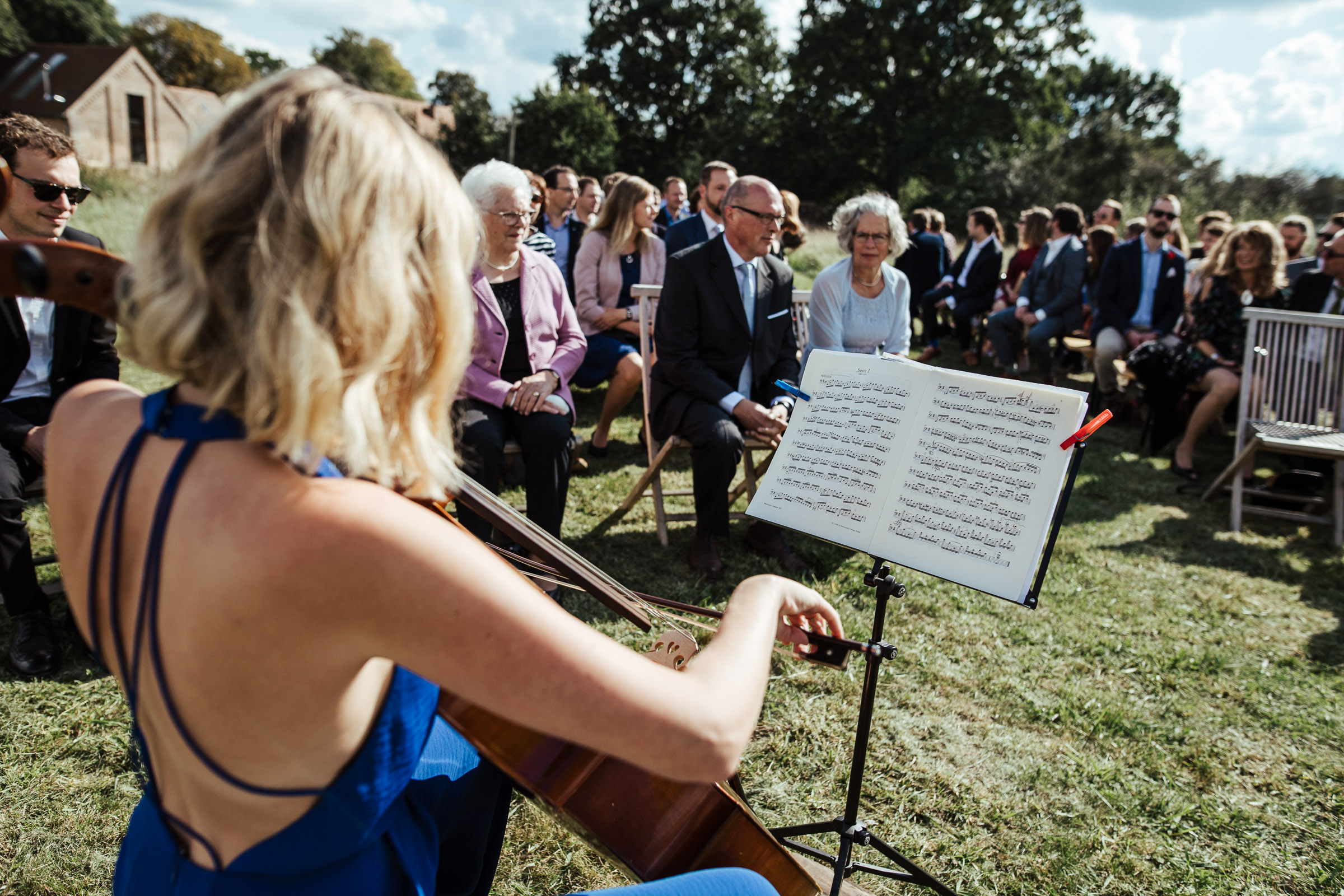 Landhochzeit: Trauzeugin spielt Cello während der freien Trauung