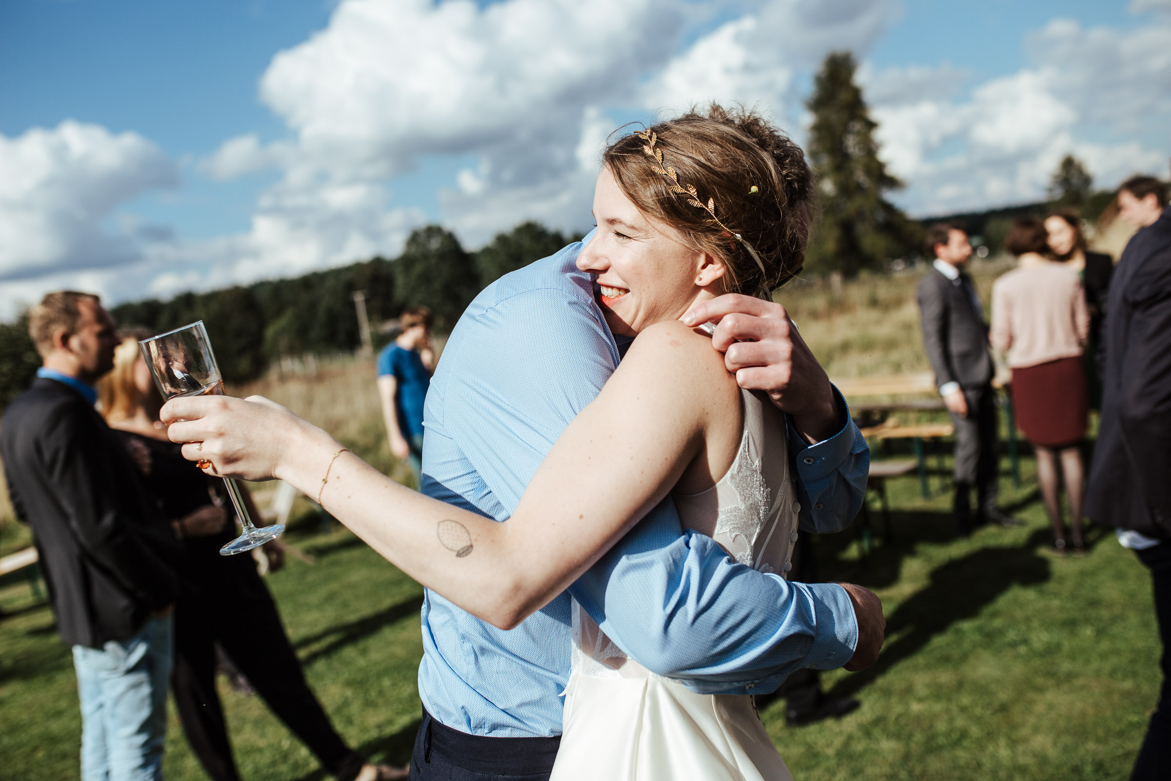 Landhochzeit: Braut umarmt Hochzeitsgast
