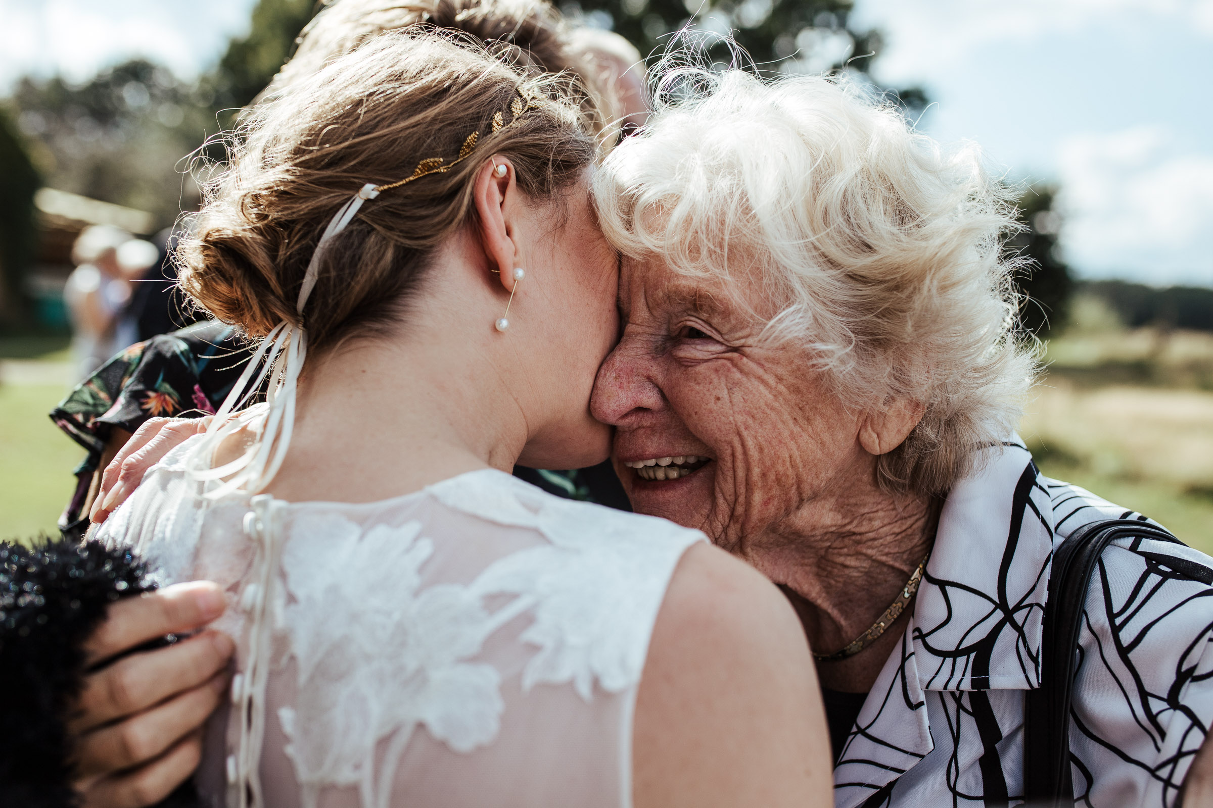 Landhochzeit: Oma umarmt die Braut