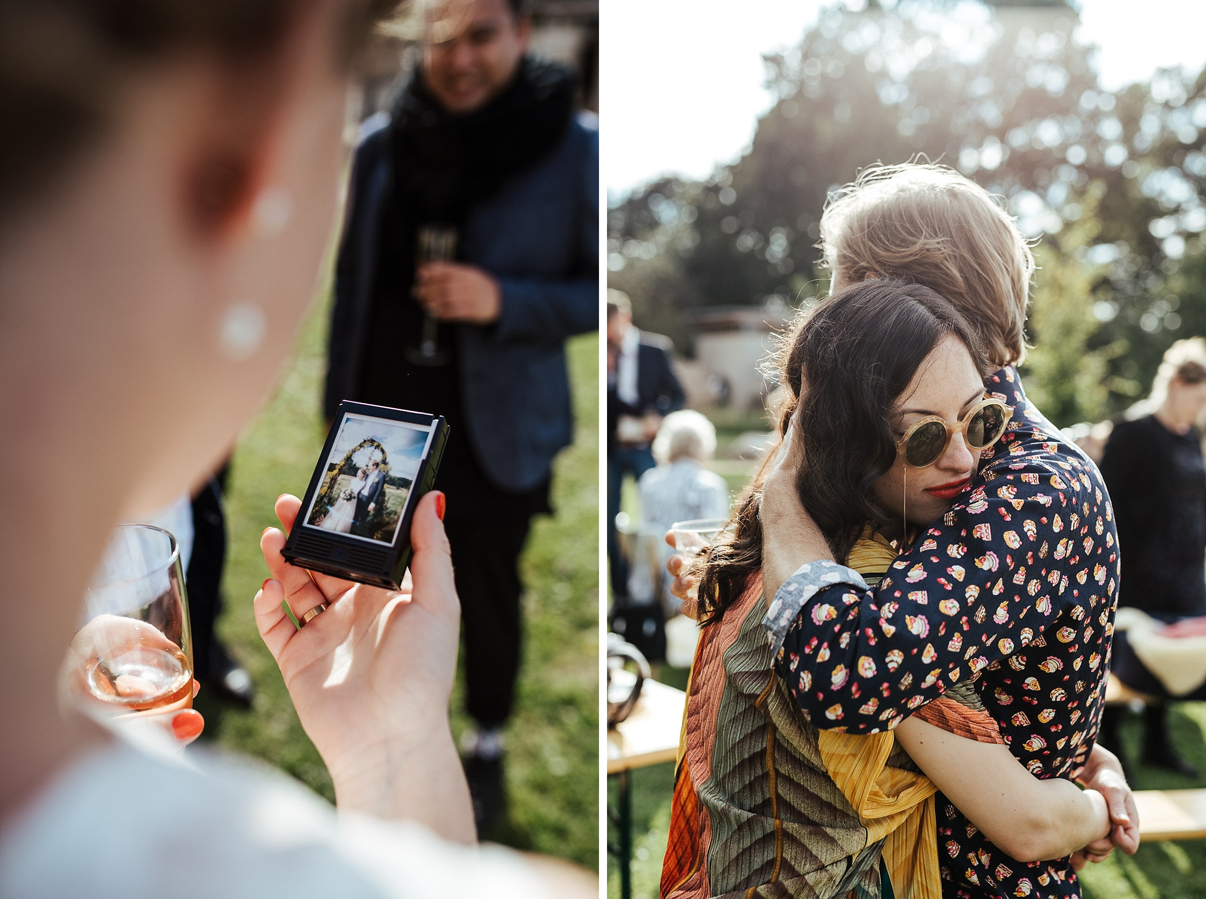 Landhochzeit: ein Paar umarmt sich, das Brautpaar bekommt eine Polaroidaufnahme der Trauung